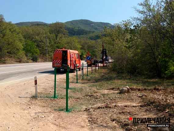 Столбы под забор устанавливает сваебой Севавтодора
