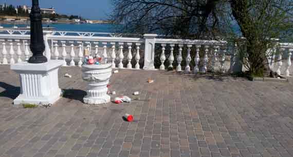 Набережная Омеги из популярного места отдыха горожан и туристов превращается в мусорную свалку