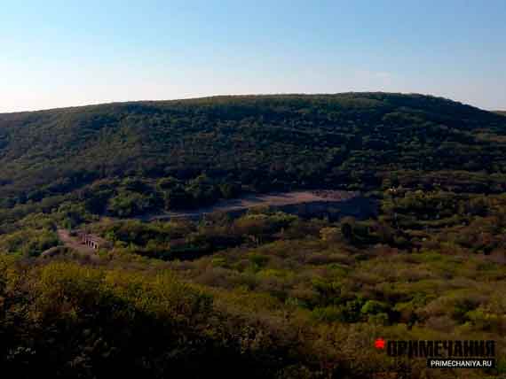 Легендарную балаклавскую «сотку» в урочище Аязьма скоро застроят. В балку, где когда-то стояли казармы берегового ракетного комплекса «Утес», кто-то привез и вывалил сотни тысяч тонн глины с камнями. Цель неизвестна, но ясно одно: творцам этой кучи, как воздух, нужен вид на море.