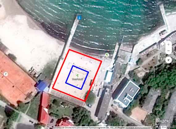 Красная линия - граница пляжа «Песочный», синяя - размер двухэтажной спасательной станции