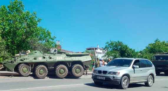Два БТР шли на сцепке. Один лежит в кювете, второй вылетел на обочину
