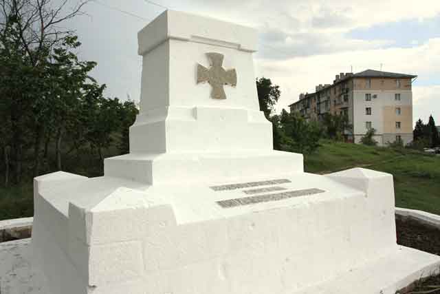 В Севастополе ко Дню Победы побелили гранитный памятник