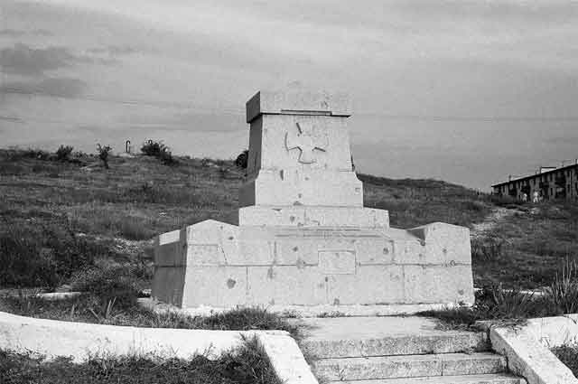 Небольшой обелиск по проекту Ф.Н. Еранцева был поставлен в 1904 году у подножия Зелёного холма. На нём - следы осколков Великой Отечественной. Так памятник выглядел 50 лет назад.