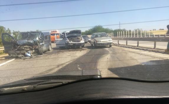 В 10:00 в районе  Первомайского столкнулись два микроавтобуса. Разбитые машины заняли большую часть дорожного полотна, что спровоцировало серьезную пробку.