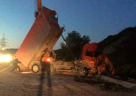 К 21 часу КамАЗ поставили на колеса и отодвинули с проезжей части, разблокировав движение.
