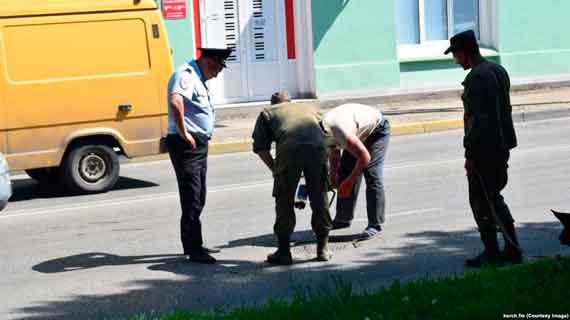 В Керчи 3 мая на центральных улицах, по которым пройдет парад российских военных 9 мая, сварщики заварили крышки канализационных люков.