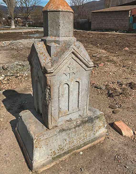 Памятник священнику на остановке в селе Родниковое