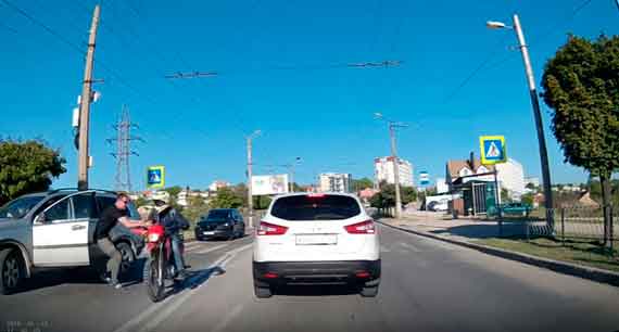 В Севастополе на улице Руднева водитель внедорожника Volvo XC90 сбил на переходе велосипедиста, а потом напал на байкера, вымещая злобу.