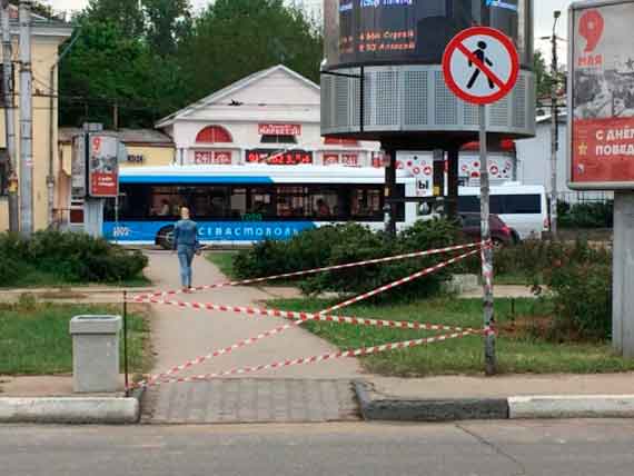 Перейти площадь Восставших по привычному переходу - через центральную клумбу - с утра 7 мая оказалось невозможно