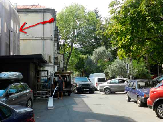 Под домом Пшонки стоит ларек, которому, видимо, придется потесниться ради парковки