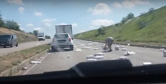 Движение на подъезде к Симферополю с евпаторийского направления затруднено из-за разбросанных по проезжей части сотен рулонов туалетной бумаги