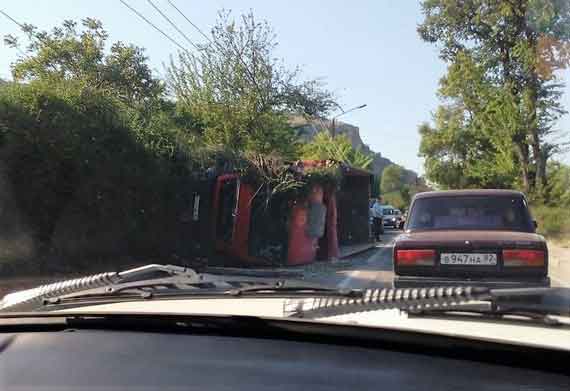 Самосвал MAN перевернулся на дороге в севастопольском поселке Октябрьский