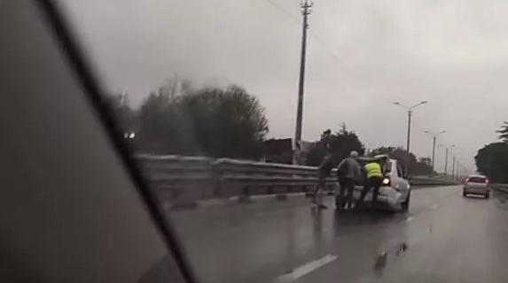 Под Симферополем пассажирский автобус «снес» легковушку. ДТП произошло около 18:00 в районе поселка Чистенькое.