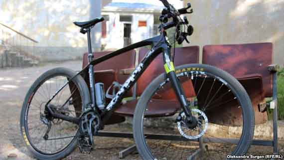 Велосипед Мовенко под зданием Гагаринского суда