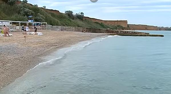 Курортный сезон набирает обороты, но некоторые пляжи Севастополя не готовы встретить отдыхающих. Отсутствие урн, кабинок для переодевания и туалетов. Именно такую картину наблюдают туристы, оказавшись на пляже в посёлке Андреевка.