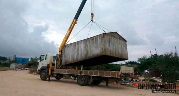 Севастополе сносят гаражи. Манипулятор подъезжает к металлическим «ракушкам», поднимает их, обнажая нехитрый скарб, и увозит на штраф-площадку