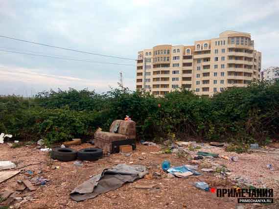 А пока по свалкам, оставшимся от гаражей, радостно бродят местные пенсионеры. Они выискивают среди хлама то, что еще может пригодиться в хозяйстве