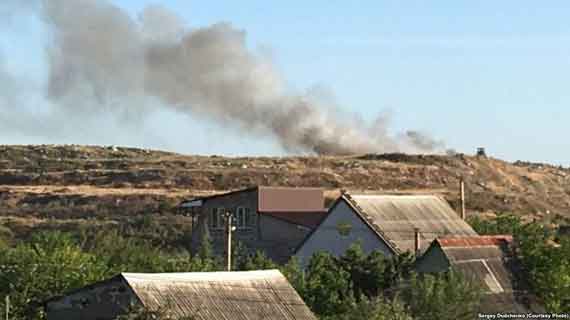 В Каменском массиве Симферополя уже несколько дней горит законсервированный городской полигон твердых коммунальных отходов.15 июня загорелись близлежащие к свалке поля.