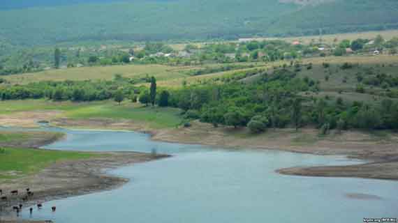 Прошедшие в Крыму обильные осадки не прибавили воды в одном из крупнейших водоемов полуострова – Белогорском водохранилище.