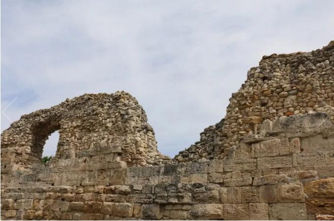 В государственном историко-архитектурном музее-заповеднике «Херсонес Таврический» завершилась реставрация уникального образца античной фортификации – объекта культурного наследия «Куртина 19 и башня 16»