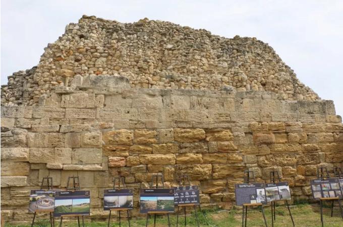 Куртина построена на сложном геологическом участке, в результате чего со временем произошла ее «просадка» и начался процесс растрескивания кладки