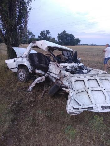 В результате сильного удара отечественный автомобиль оказался в кювете, а Mitsubishi перевернулся на бок