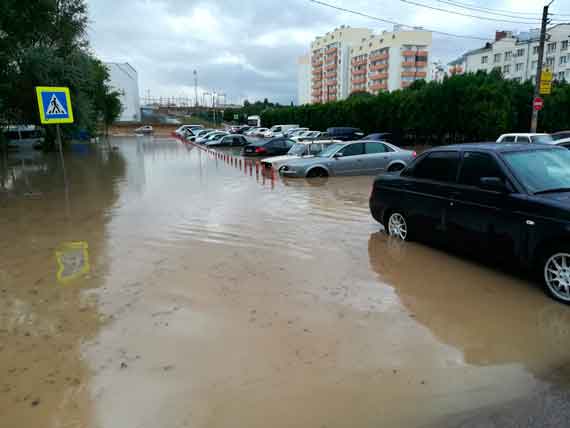 После утренних грозовых ливней город стоит по колено в воде