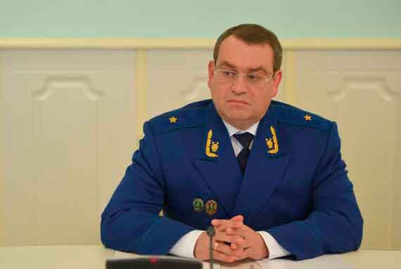 Большедворский Марк Александрович в 1997 году окончил юридический факультет Иркутского государственного университета.   С 1996 года по 2006 год работал в прокуратуре Иркутской области: старшим следователем, следователем по особо важным делам прокуратуры Ангарска, заместителем, первым заместителем прокурора Ангарска.