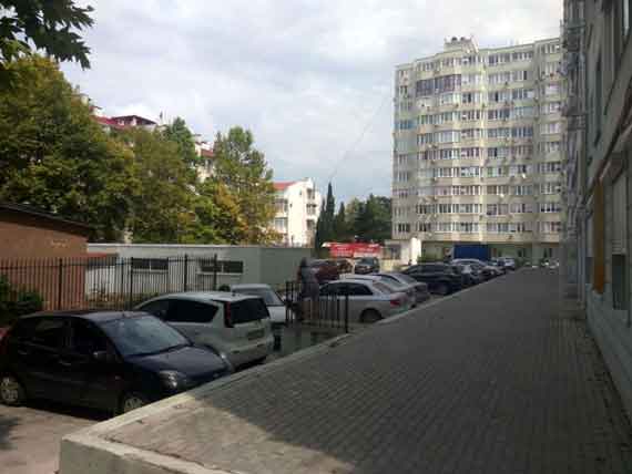 Двор сложно назвать уютным - сплошной бетон и парковка