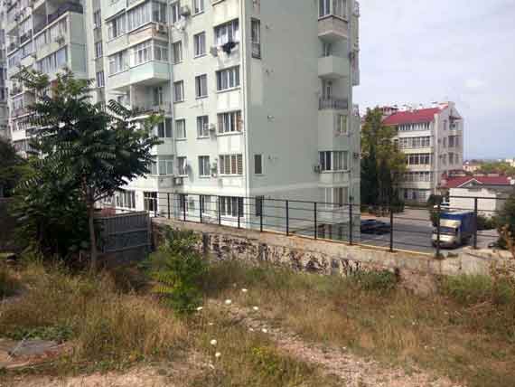 Вот здесь, прямо под окнами домов, вырастет еще одна свечка