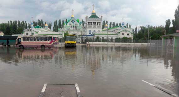 Ливень затопил привокзальную площадь автовокзала Феодосии