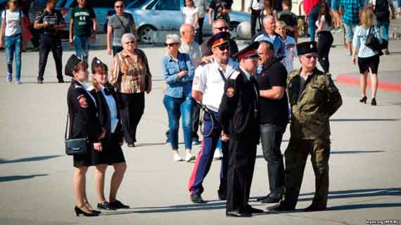 казаки на площади Ленина в Керчи