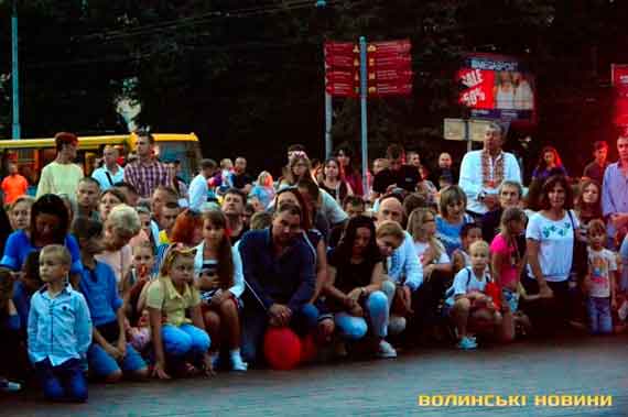 жители Луцка на коленях встречали траурную колонну. Гроб с телом Ольховского провезли по улице Ровенской и по проспекту Свободы. Движение колонны сопровождалось сигналами автомобилей