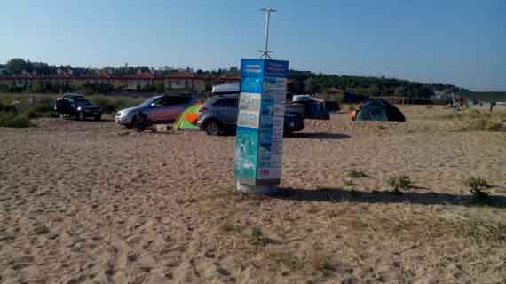 палатки и машины на песке оставляют кучу мусора, на пляже остатки от мангалов и отходы жизнедеятельности людей