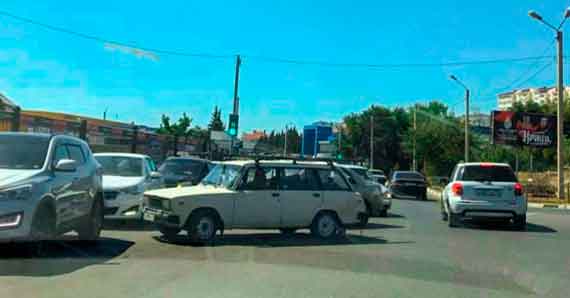Долгожданный светофор, недавно появившийся на Столетовском проспекте, проблему с пробками на развязке у магазина «Добрострой» не решил. Но дорожники обещают его отрегулировать.