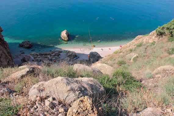 Свободно лежащие на склоне камни приходят в движение, когда из-под них вымывается грунт. Такие камнепады происходят довольно часто.
