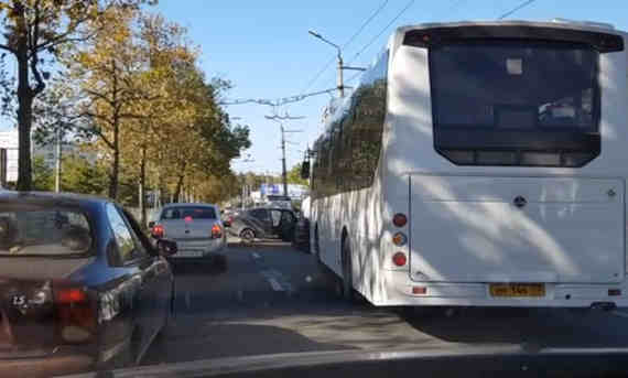 Водитель при перестроении на пр. Генерала Острякова в Севастополе врезался в машину, двигающуюся по свой полосе