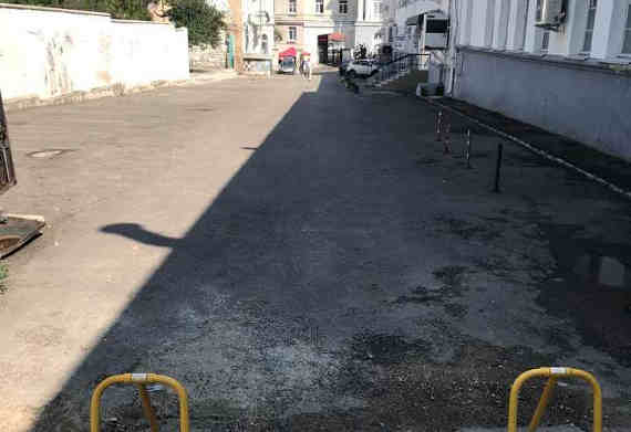 В переулке между улицами Айвазовского и Маяковского в центре Севастополя, где расположены многочисленные офисы и магазинчики, обнаружились свежеустановленные блокираторы
