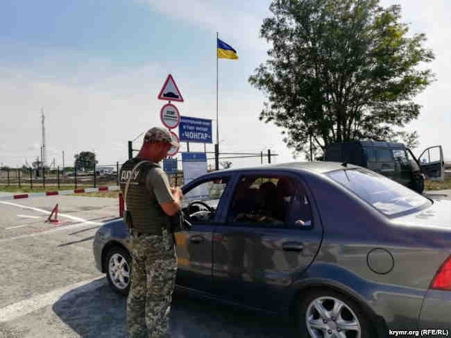 Проверка документов перед въездом на КПВВ «Чонгар»