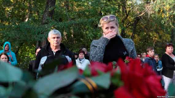 Люди собрались, чтобы почтить память погибших при нападении на Керченский политехнический колледж. Керчь, 18 октября 2018 года