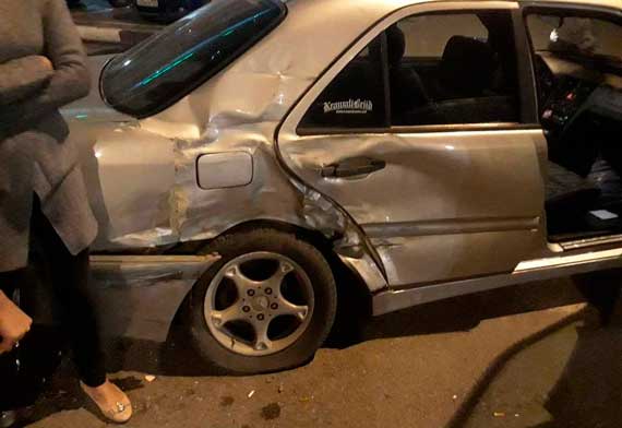 Зарегистрированный в Армении Mercedes в среду вечером врезался в севастопольский троллейбус и нанёс ему заметные повреждения. ДТП произошло на улице Пожарова