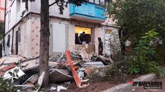 Самовольную пристройку соседей, которая мешала 80-летней женщине нормально жить, сегодня снесли в присутствии судебных приставов