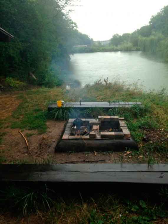 В ходе обследования лесных участков Терновского участкового лесничества были обнаружены объекты рекреационной инфраструктуры, незаконно размещенные на участке размером более двух гектаров: домики для отдыха, сторожевой пункт, основание для установки палаток, душ, а также оборудованы причалы для рыбалки.