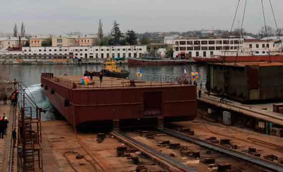 2011 год, спуск на воду одного из понтонов для плакрана-тримарана