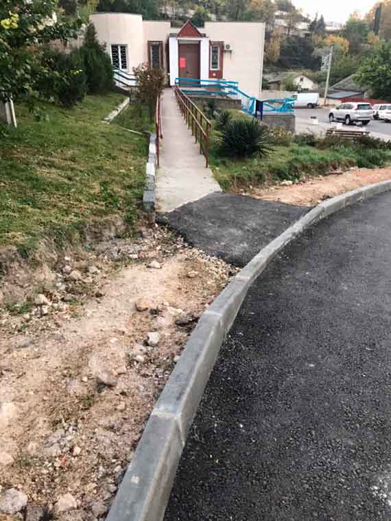 В Инкермане дорожники забыли уложить асфальт на тротуар