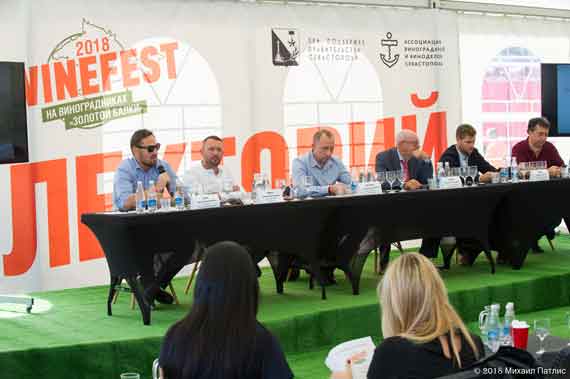 В рамках фестиваля урожая и виноделия «WineFest 2018», который прошел в минувший уикенд в Крыму, в Балаклаве, - состоялась пресс-конференция, посвященная самым острым проблемам отрасли виноградарства и виноделия.