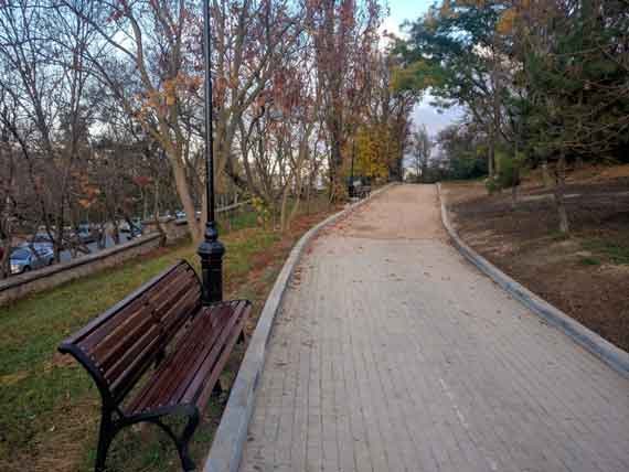  Новая тротуарная плитка? Или это та, которую сняли с Парка Победы? Местами дорожки просто заканчиваются (наверное, плитки не хватило)