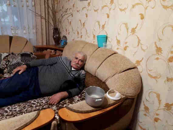 Жители домов по улице Крестовского встречают зиму без крыш из-за сорванных сроков кровельного ремонта.