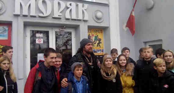 Департамент образования Севастополя разослал в школы города письмо с просьбой обеспечить явку учащихся 6–10 классов на просмотр в кинотеатре «Моряк» фильма «Русский реактор», автором которого является лидер байк-клуба «Ночные волки» Александр Залдостанов (Хирург).