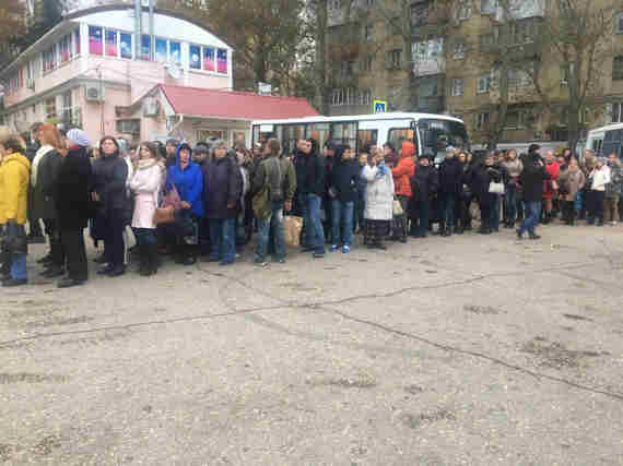 очередь на маршрутку на Северной стороне Севастополя